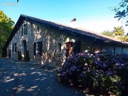 charmante propriété avec dépendances  au calme dans un bel îlot de verdure