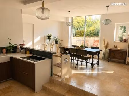 maison de ville mitoyenne de caractère de 230 m² 10 pièces