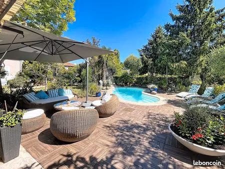 propriété 5 pièces 210 m²