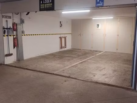 location place de stationnement dans garage sécurisé