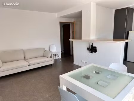 appartement meublé t2 de 50 m2 (charges comprises)