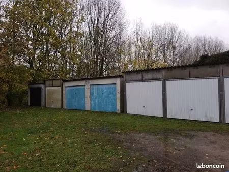 garage avec porte métallique basculante