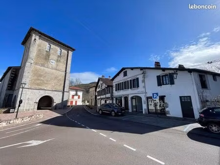 local avec vitrine emplacement n•1 ascain