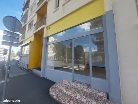 local commercial ou pro - collé à la poste du pradeau