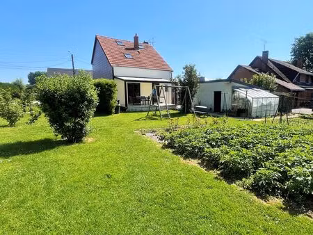 charmante maison individuelle très soignée avec garage située dans un quartier calme et pr