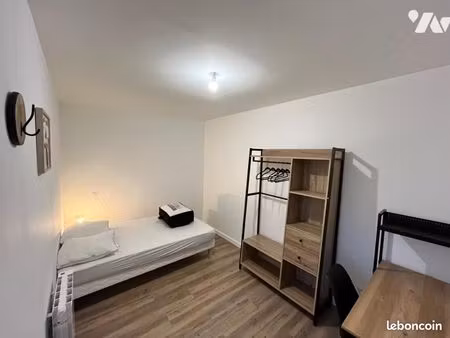 local divers 43 m² laval