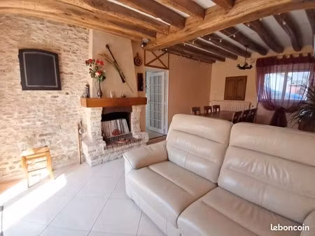maison lumineuse étourée de murs
