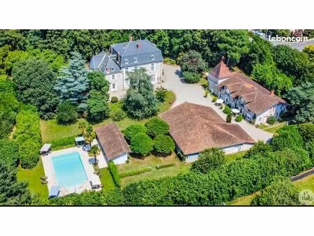 manoir avec 7 gites en activité   1 hectare de parc  piscine