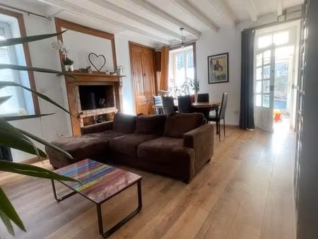 vends lot une maison et une bâtisse (garage)
