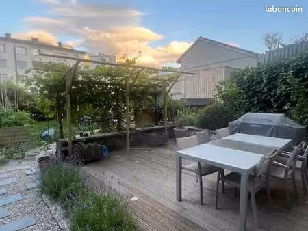 a saisir : appartement/duplex avec terrasse et jardin privatif (200m2) + garage/studio (30