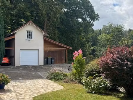 maison de charme rénovée sur un terrain boisé