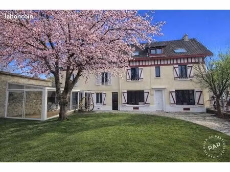 située rue de gisors à pontoise  cette maison de caractère rénovée de 205 m² allie charme 