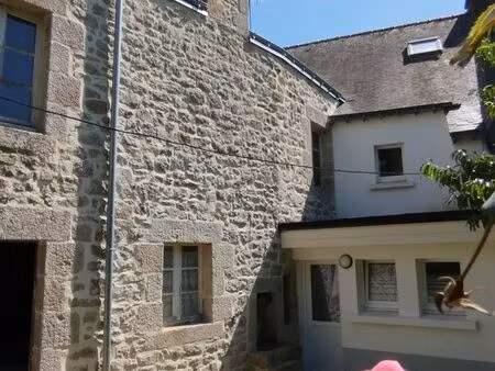 ensemble de maisons en plein cœur de guern