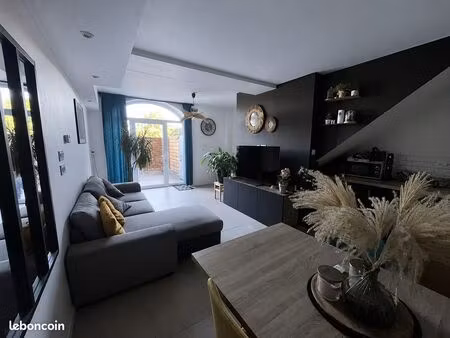 à louer – t3 meublé en duplex de 85 m² avec cour privative – guiche