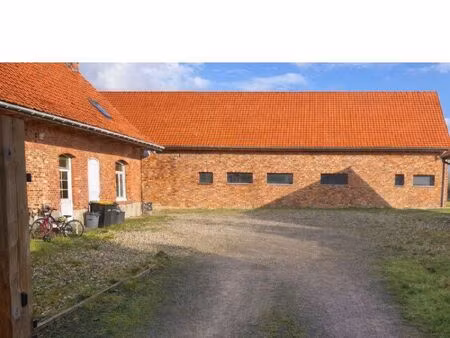 corps de ferme en pleine campagne