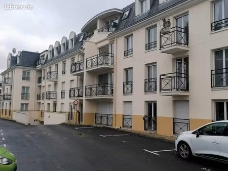 charmant f2 de 38 m² avec balcon  à proximité des transports  commerces et et services dan