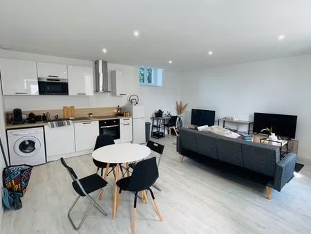 grand t2 côté cour à 3' place de la grève