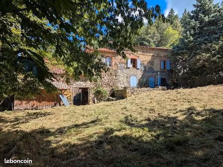 petit corps de ferme dans un hameau paisible