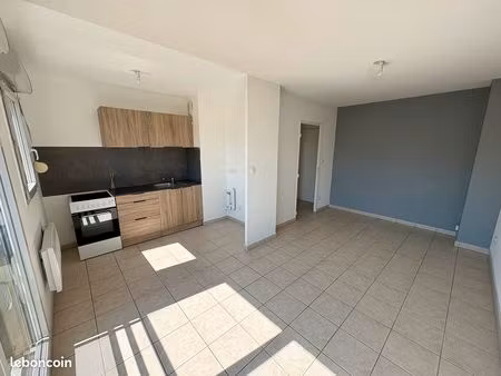 loue t2 42m2 avec garage individuel fermé en sous sol