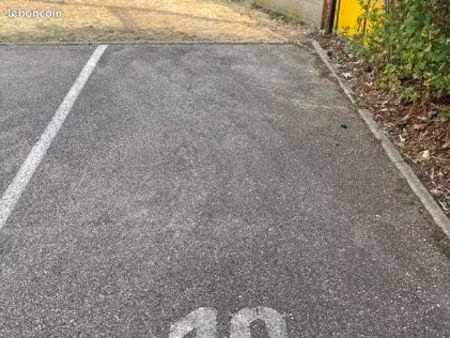une place de parking securisee