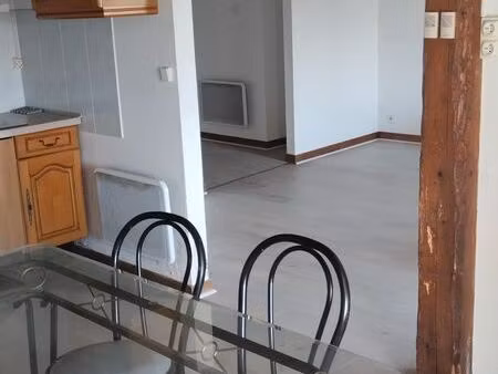 loue t3 de 65 m2 au premier étage
