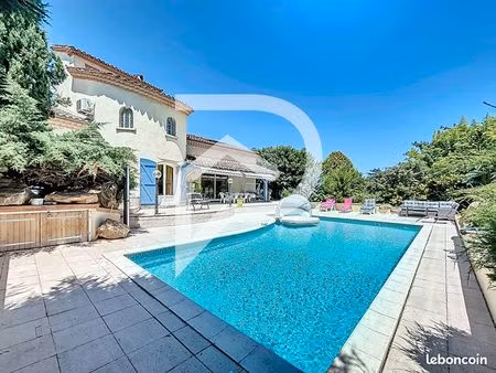 propriété 7 pièces 220 m²