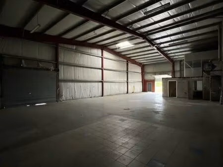 dépôt de 300 m2 proche autoroute