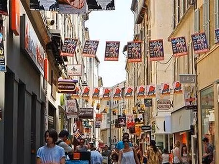 rare - fonds de commerce clé en main - centre historique d'avignon