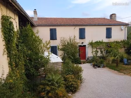 maison de campagne restaurée  au calme  avec dépendances et terrains