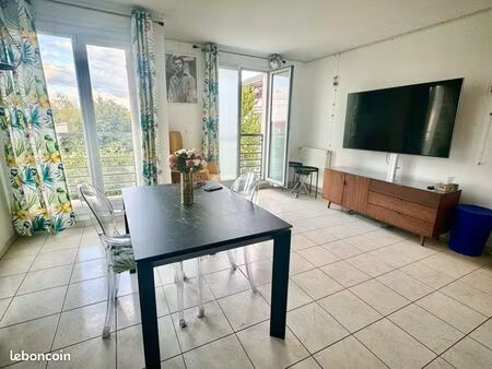 t3 54 m² – balcon – 2 parkings – rer a à pied
