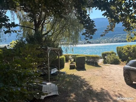 emplacement voiture accès au lac et local de stockage pour paddle ou autre