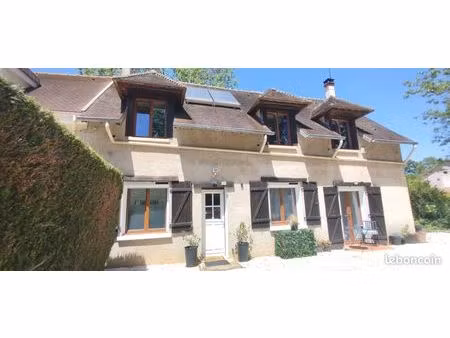 172 m² dont 138 m² habitables – 7 pièces – 3 chambres + 2 espaces nuit – terrain de 874 m²