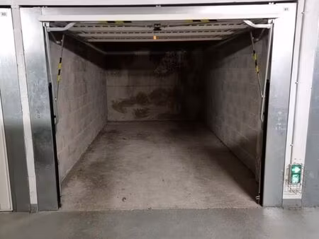 box fermé à louer – cessy – 14 m²