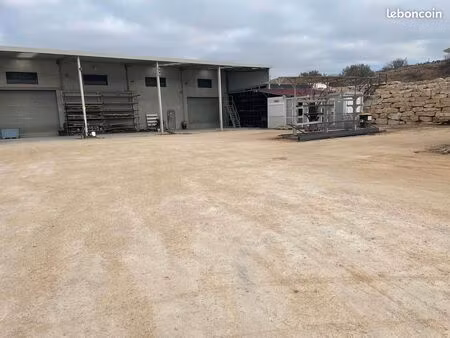 location d'emplacements extérieurs sécurisés – camping-car  bateau  caravane  véhicules  c
