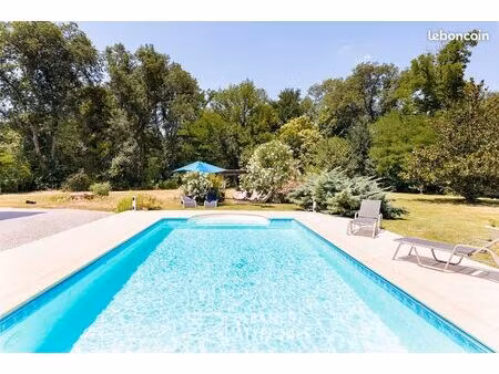 maison 8 pièces 225 m²
