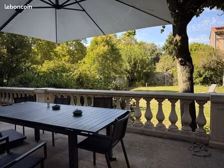 chambre meublée et espace privatisé pour une étudiante chez l'habitant