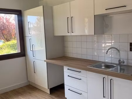 à louer – grand t2 meublé de 56 m² avec balcon – rumilly