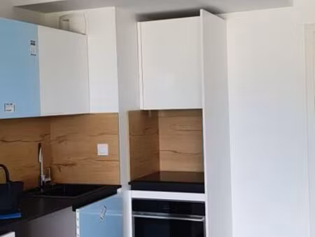 joli f3 avec grande terrasse et stationnement