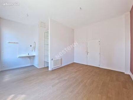 bureaux 23 m² mauves sur loire