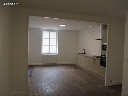 à louer appartement t1 bis civray centre-ville
