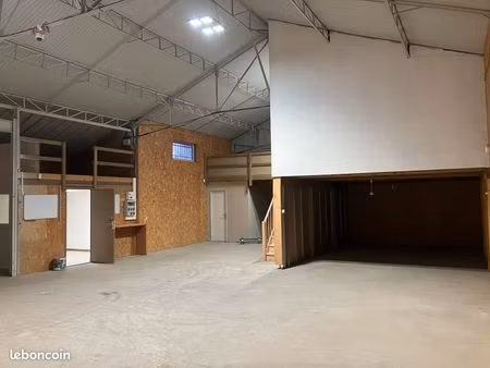 a louer cellule atelier 220m²+ bureaux 35m² + parking /stockage 400m²