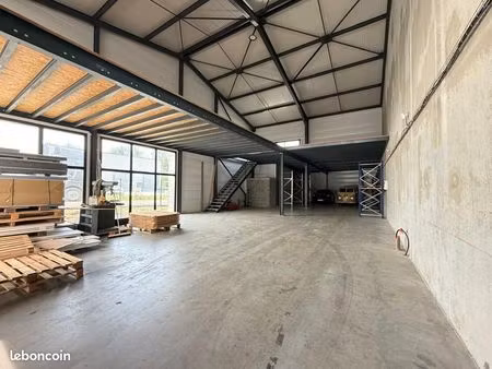 location local professionnel 328 m² | jardin privatif 87 m² | parking