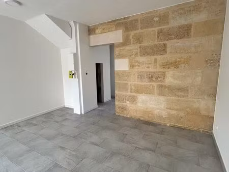 local commercial entièrement rénové – 42 m² – centre-ville de saint-médard-de-guizières