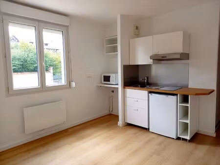 studio récemment rénové avec place de stationnement et cave