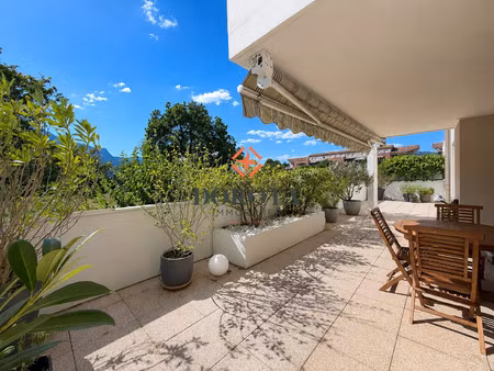 t4 en excellent état avec très grande terrasse