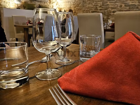 restaurant de caractère avec murs et fonds emplacement uni