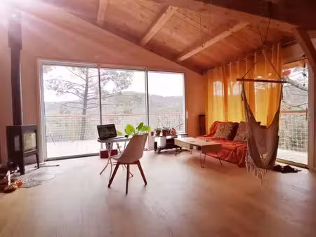 ravissante maison en bois. vue degagee et environnement pres