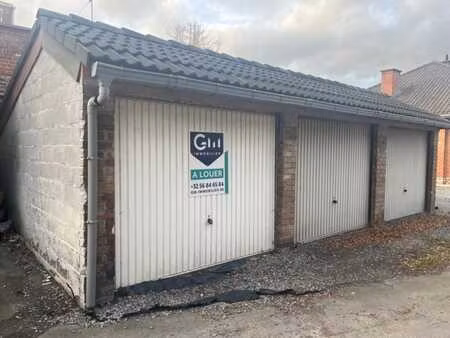 garage avec porte manuelle. libre à partir du 01 août