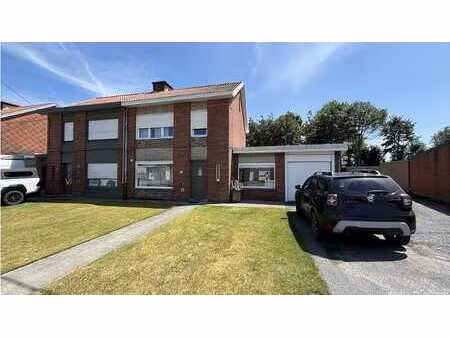 comfortabele koppelwoning met 3 slaapkamers  garage en tu...