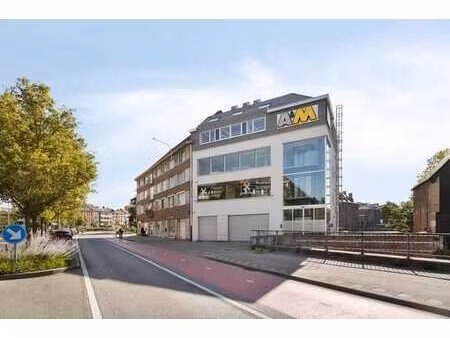 immeuble de bureaux avec espace commercial à vendre près de